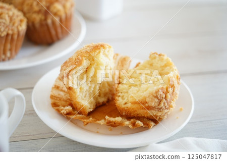 crumble muffin crumble muffin 125047817