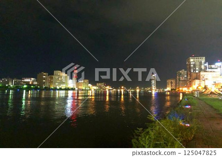 河畔的夜景與建築物（新潟市） 125047825