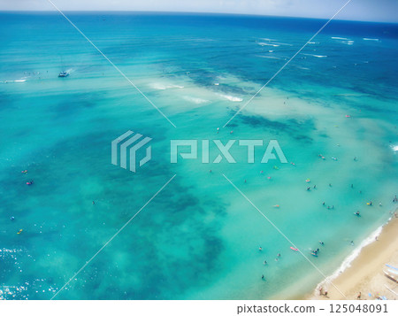 地平線、大海和海灘 125048091