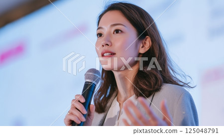 一位女士在研討會上對著麥克風講話 一位女士在研討會上對著麥克風講話 125048791