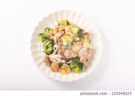 雞腿、綠花椰菜和炸豆腐與蔥和鹽一起翻炒 雞腿、綠花椰菜和炸豆腐與蔥和鹽一起翻炒 125048825