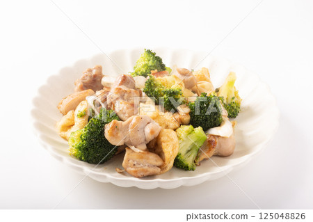 Chicken thighs, broccoli and fried tofu stir-fried with green onions and salt 125048826