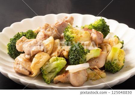 Chicken thighs, broccoli and fried tofu stir-fried with green onions and salt 125048830