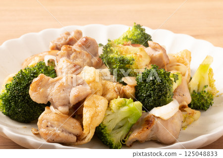 雞腿、綠花椰菜和炸豆腐與蔥和鹽一起翻炒 125048833