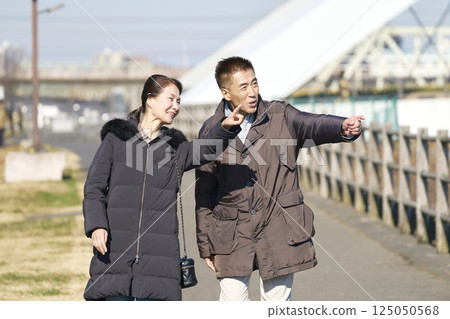 中年夫婦散步 125050568