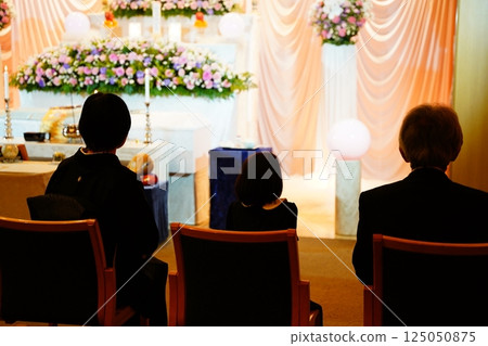 Bereaved family 125050875