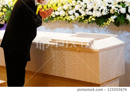 Friends praying together 125050876