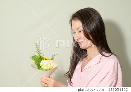 手捧鮮花的老年婦女 手捧鮮花的老年婦女 125051122