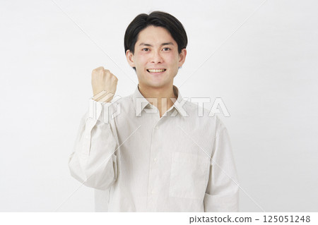 20 多歲男子，握拳，白色背景 125051248