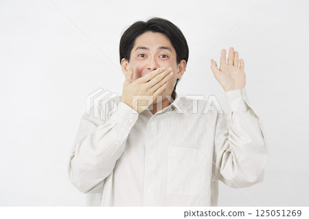 20 多歲的男子，驚訝地微笑，白色背景 125051269