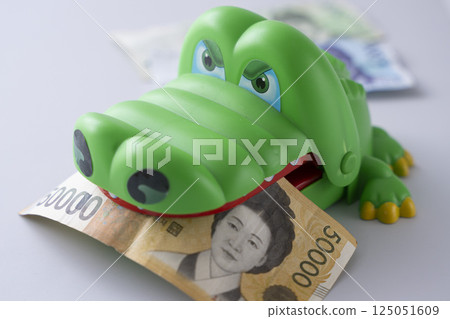 Korean Money Won and Crocodile Korean Money Won and Crocodile 125051609