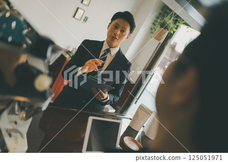 咖啡館 咖啡廳 業務員 125051971