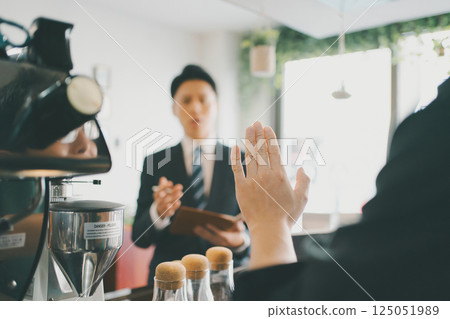 咖啡館 咖啡廳 業務員 125051989