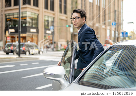 站立在汽車前面的商人 125052039