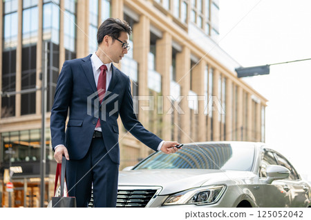 站立在汽車前面的商人 125052042
