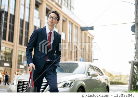 站立在汽車前面的商人 125052043