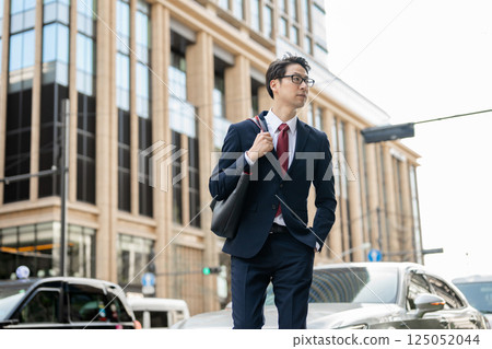 站立在汽車前面的商人 125052044