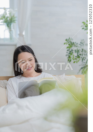 美麗的女人在床上看書 |學習 |嗜好 |健康生活形象|幸福女孩 |福利 125052310