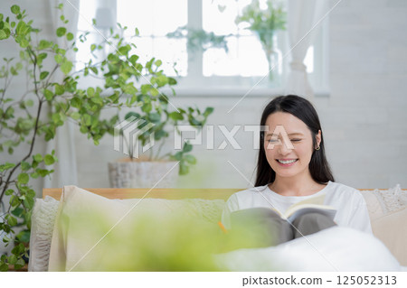 美麗的女人在床上看書 |學習 |嗜好 |健康生活形象|幸福女孩 |福利 美麗的女人在床上看書 |學習 |嗜好 |健康生活形象|幸福女孩 |福利 125052313