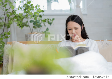 美麗的女人在床上看書 |學習 |嗜好 |健康生活形象|幸福女孩 |福利 125052316