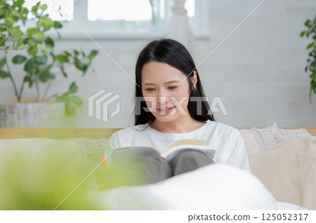 美麗的女人在室內看書 |學習 |嗜好 |健康生活方式圖像 |幸福女孩 |福利 125052317