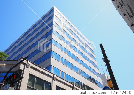 Hakata's office buildings and blue sky 125052408
