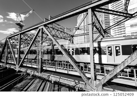 Railway bridge and construction crane Tokyo railway scene 2025.03 b-6 monochrome 125052409