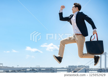 跳在藍天下的一個人 跳在藍天下的一個人 125052429