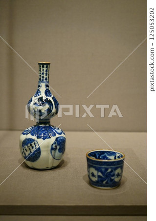 7786　Shozui round design gourd shaped sake bottle, landscape round design sake cup 125053202