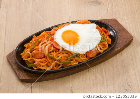 熱盤上的那不勒斯義大利麵配上煎蛋 125053339