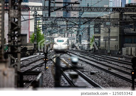 Tokaido Shinkansen entering Tokyo Station in the rain 125053342