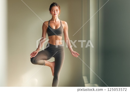Women who do yoga 125053572