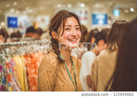 微笑的女銷售人員 125054062