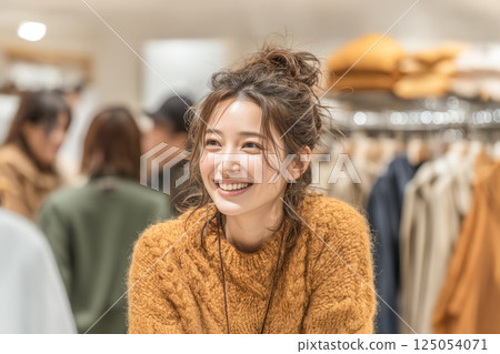 微笑的女銷售人員 微笑的女銷售人員 125054071