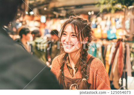 微笑的女銷售人員 微笑的女銷售人員 125054073