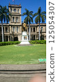 Hawaii: Statue of King Kamehameha and surrounding scenery, beautiful blue sky 125054307