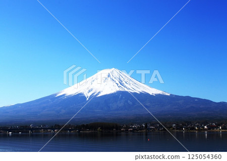 Snow-capped Mt. Fuji reflected in Lake Kawaguchi in the early morning 125054360