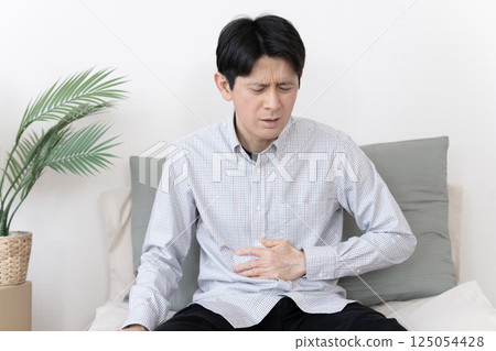 胃痛、胃痛、胃腸炎、腹瀉、便秘的男人 125054428