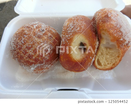 Hawaii's most popular gourmet food: delicious malasadas 125054452