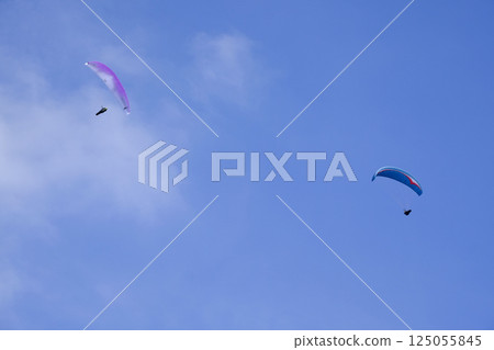 初夏的天空和滑翔傘 初夏的天空和滑翔傘 125055845