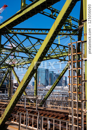 Railway bridge and skyscrapers Tokyo cityscape 2025.03 b-1 125056093