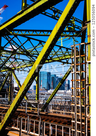 Railway bridge and skyscrapers Tokyo cityscape 2025.03 b-2 High saturation contrast 125056094