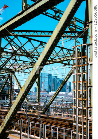 Railway bridge and skyscrapers Tokyo cityscape 2025.03 b-4 Light color 125056096