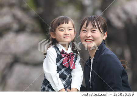 Smile parent and child 125056199