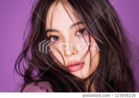 紫色背景下的美麗肌膚女人“AI 生成的圖像” 125056216