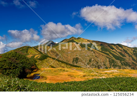 秋天的飯豐山脈、天狗庭以及通往烏帽子山和北又山的山脊 125056234