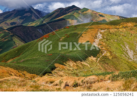 從飯豐山脈的五西山望去，通往北又山的山脊上，雲朵與紅葉交相輝映 125056241