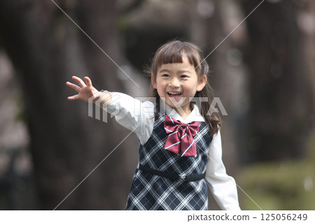 在公園裡玩的女孩 125056249