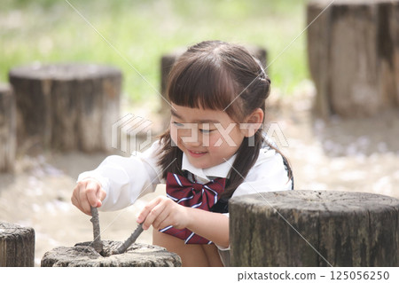 在公園裡玩的女孩 在公園裡玩的女孩 125056250