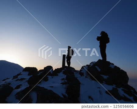 Climbers taking photos at the summit early in the morning (20250405054745) Climbers taking photos at the summit early in the morning (20250405054745) 125056606